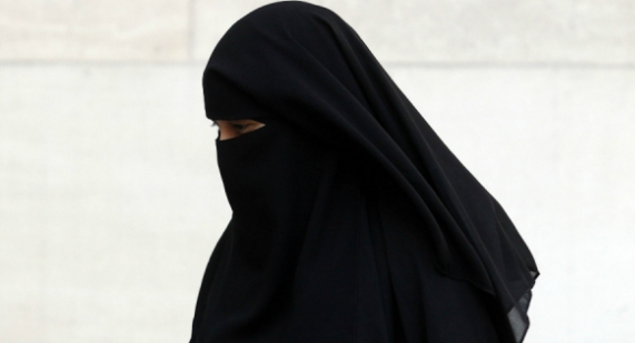 Menyisir dan Menyasar Aurat Perempuan