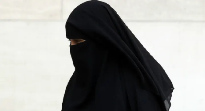Menyisir dan Menyasar Aurat Perempuan