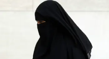 Menyisir dan Menyasar Aurat Perempuan